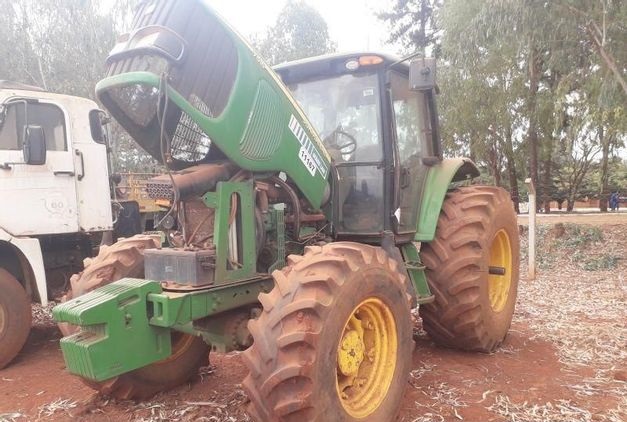 TRATOR JOHN DEERE 4X4 2005